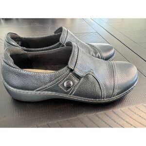 Clarks Shoes Womens‎ 7.5M Cora Poppy Loafers Slip On Black Leather Casual